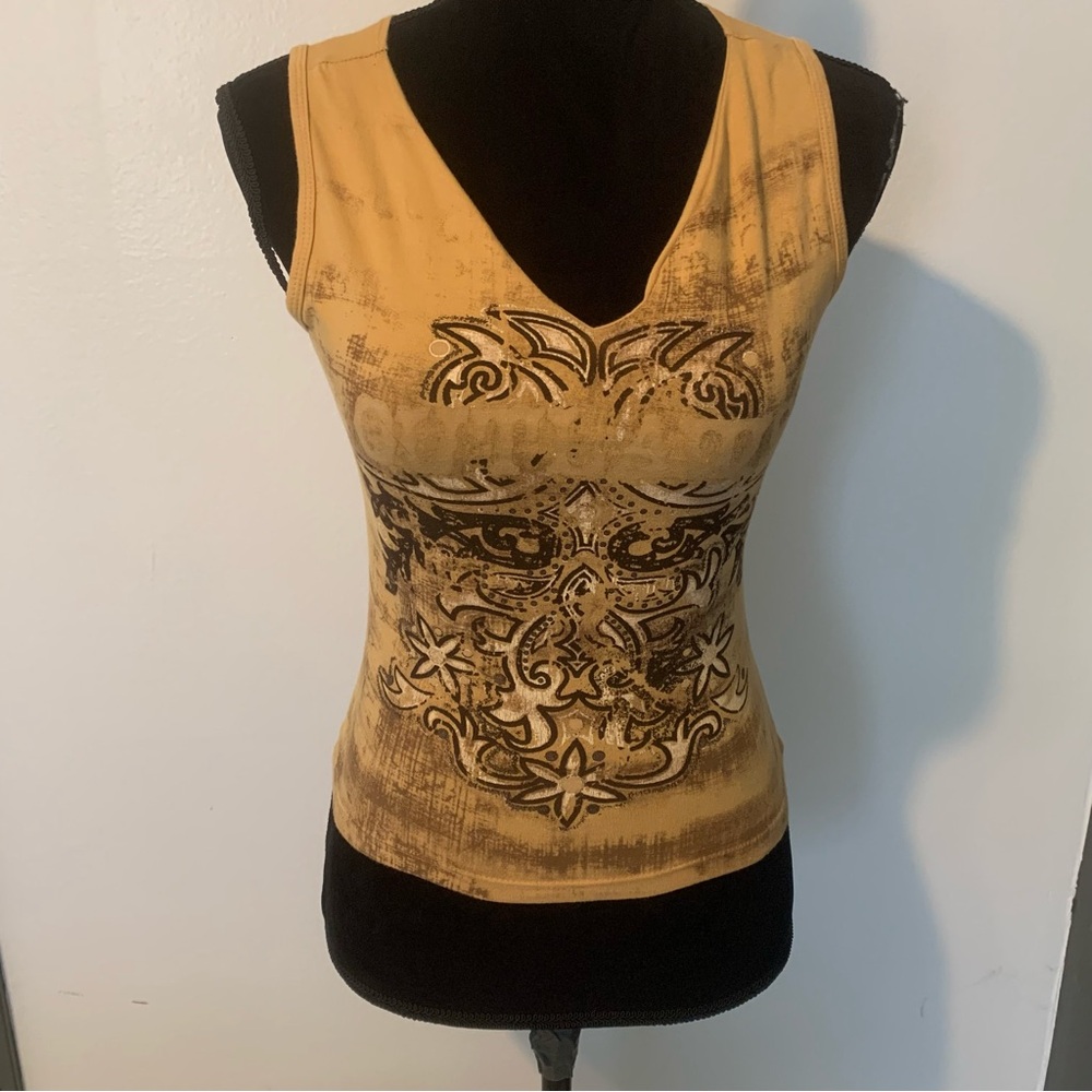 Vintage “outlaws” Women's Sleeveless Graphic Top - Yellow